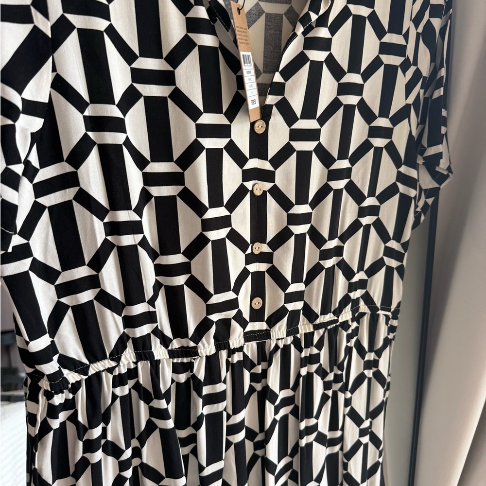 Johnson & Murphy NWT Medium Geometric Black and White Dress - Picture 5 of 5